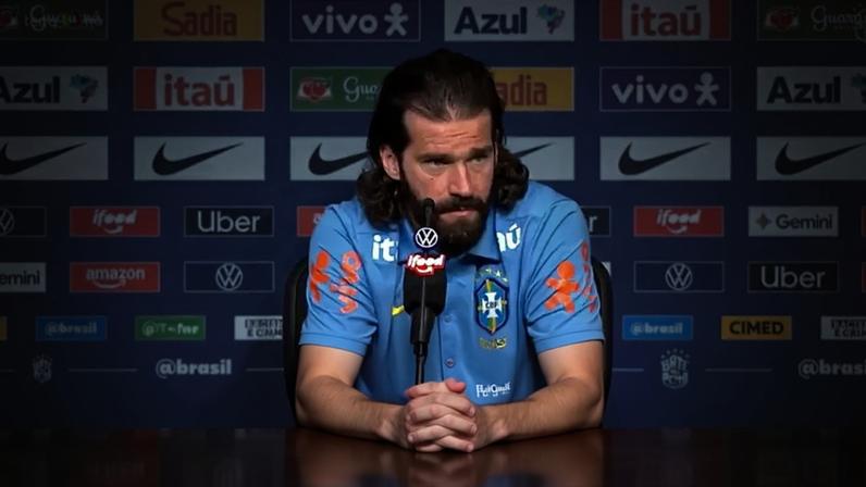 Alisson atende pedido de repórter e fala em inglês durante coletiva
