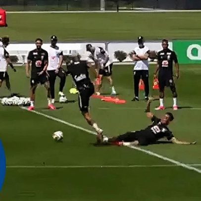 Casemiro faz carrinho em Wesley durante treino de roda de bobinho