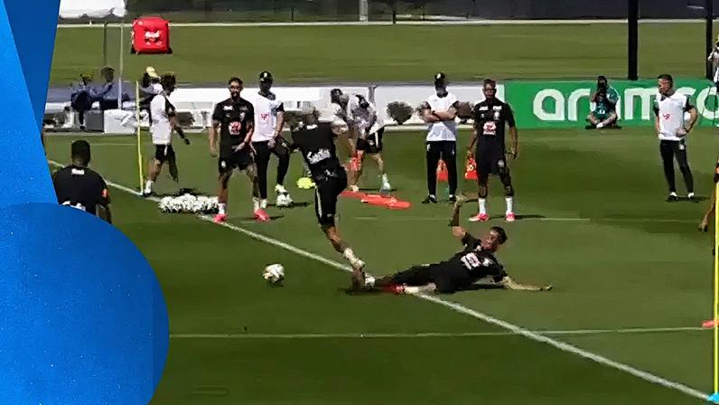Casemiro faz carrinho em Wesley durante treino de roda de bobinho