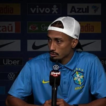 Raphinha evita falar inglês ao responder jornalista e provoca risos
