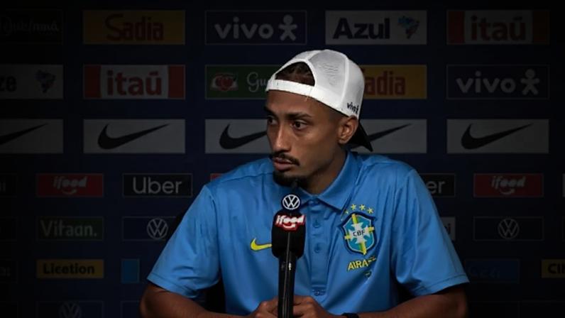 Imagem de Raphinha durante entrevista