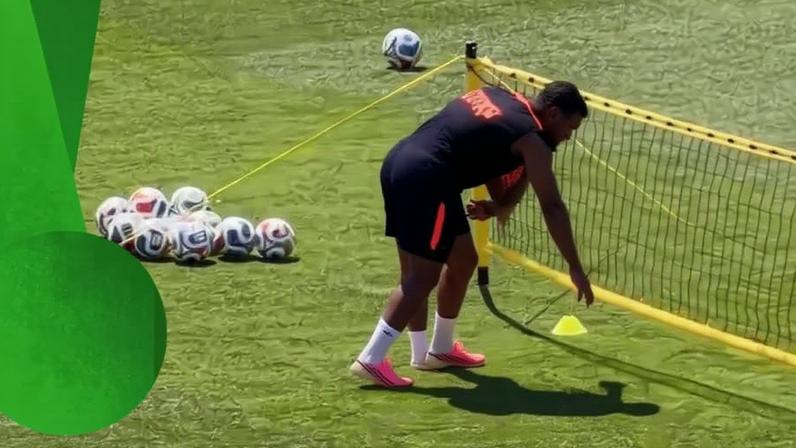 Atacante da Holanda faz bicicleta em treino e recebe aplausos
