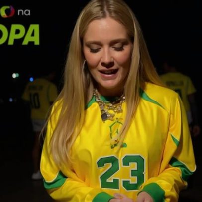 Karoline Lima deixa estádio de chinelo com meio pé para fora