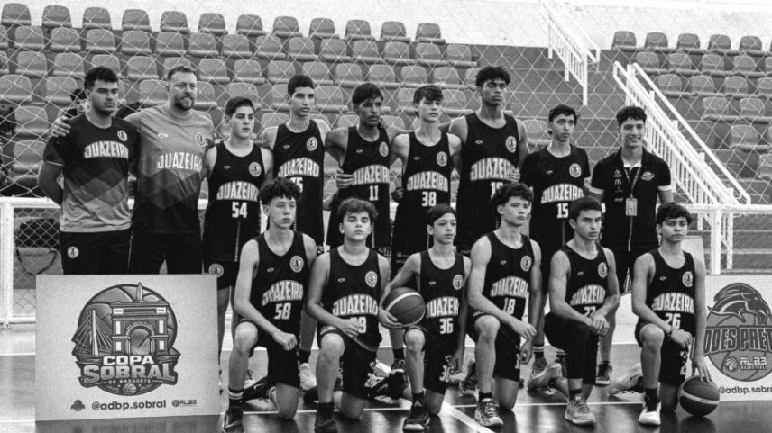 Imagem em preto e branco de time de basquete