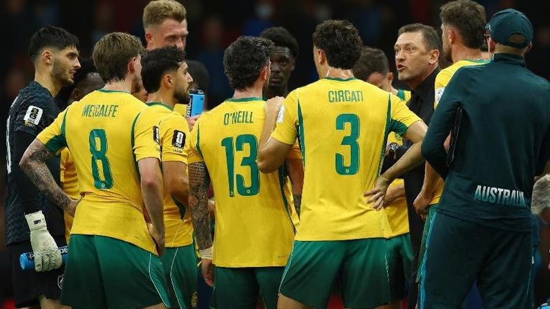 Time da Austrália durante pausa para hidratação contra a Turquia. Nos dois tempos, time aproveitou a parada e marcou gols