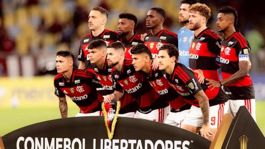 Time do Flamengo perfilado antes de duelo com o Estudiantes (Foto: Adriano Fontes/Flamengo)