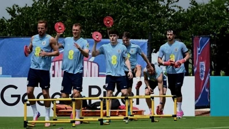 Harry Kane (à esquerda), Dan Burn (segundo à esquerda) e Tino Livramento (ao centro), da Inglaterra, durante um treino em Palm Beach Gardens, Flórida