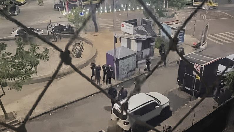 Agentes da Polícia Civil fazem operação no Morro Dona Marta, na zona sul do Rio; investigação da DRE identificou 44 suspeitos