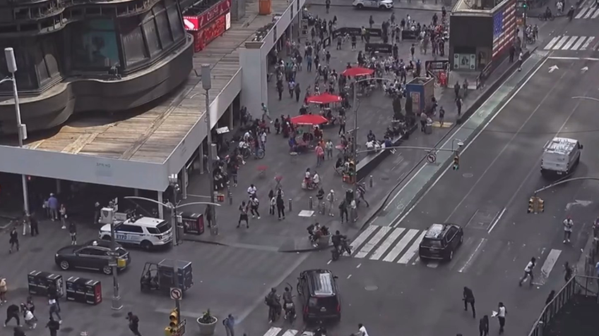 Imagens mostram um homem vestido com um moletom com capuz preto efetuando os disparos na Times Square