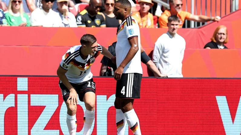 Schlotterbeck sentiu dores no joelho e precisou ser substituído. (Foto: ALEXANDER HASSENSTEIN / GETTY IMAGES NORTH AMERICA / Getty Images via AFP)