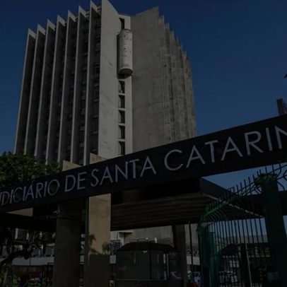 Dono de imóvel condenado a indenizar pais de menina após privada rompeu