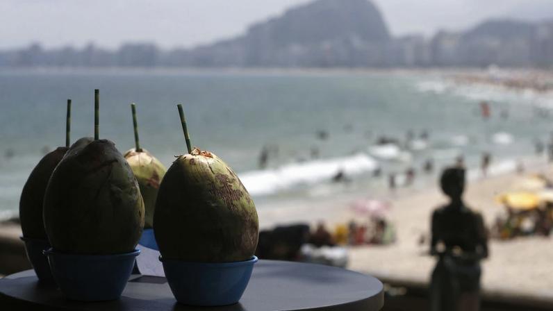 Em dia de forte calor cariocas se refrescam na praia de Copacabana.
