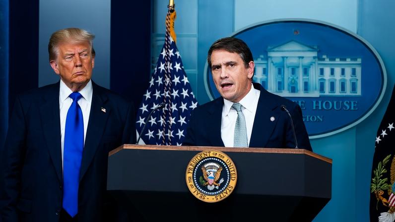 Foto colorida mostra Donald Trump e Todd Blanche - Metrópoles