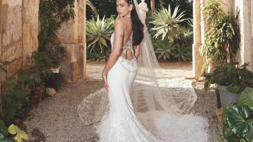 Vestido de noiva de Dua Lipa reúne 480 mil miçangas e aplicações feitas em mais de mil horas — Foto: Reprodução/Instagram