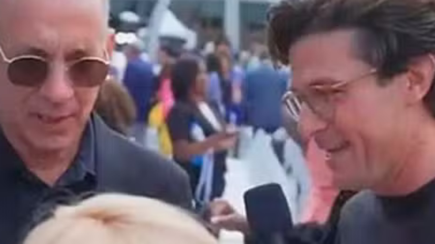 Tom Hanks ironiza audiência de programa de TV e recebe resposta afiada de repórter