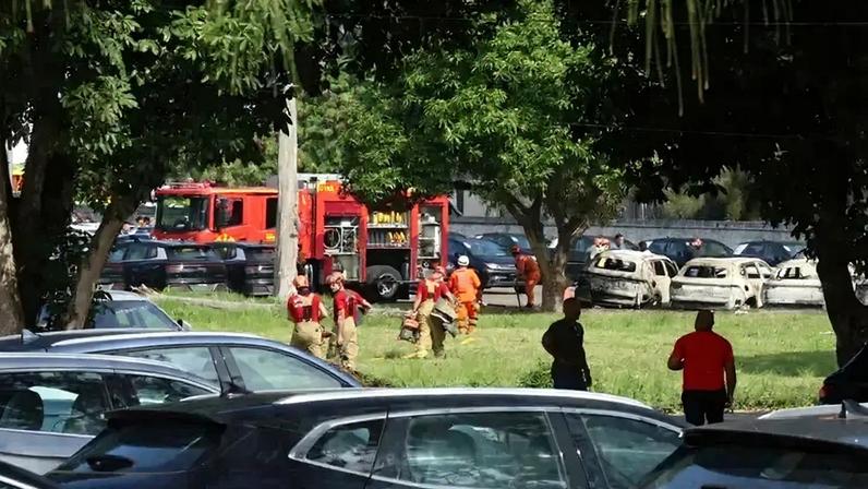 Colisão atingiu estacionamento da BYD, levando à explosão de carros elétricos e nuvem de fumaça preta. (Foto: Tomaz Silva/Agência Brasil)