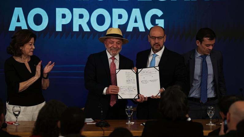Rio de Janeiro (RJ), 22/06/2026 – O presidente Luiz Inácio Lula da Silva e o governador em exercício Ricardo Couto durante anúncio da adesão do Estado do Rio de Janeiro ao Programa de Pleno Pagamento de Dívidas dos Estados (PROPAG), no Palácio Guanabara, na zona sul da capital fluminense. Foto: Tomaz Silva/Agência Brasil