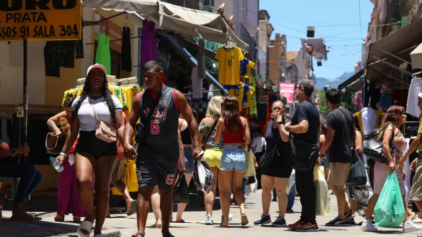 Consumidores fazem compras no comércio popular do Rio de Janeiro (Foto: Tomaz Silva/ Agência Brasil)