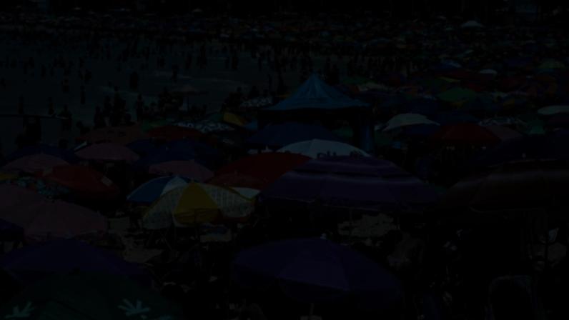 Cariocas e turistas vão à praia em dia de forte calor no Rio de Janeiro