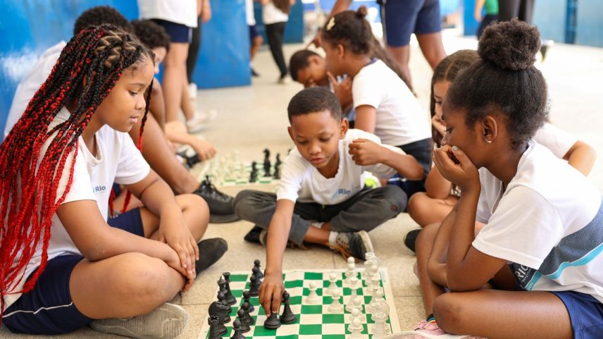 Rio de Janeiro (RJ), 27/08/2025 – Alunos jogam xadrez durante intervalo no Ginásio Experimental Olímpico Reverendo Martin Luther King, na Praça da Bandeira, no Rio de Janeiro. Foto: Tomaz Silva/Agência Brasil