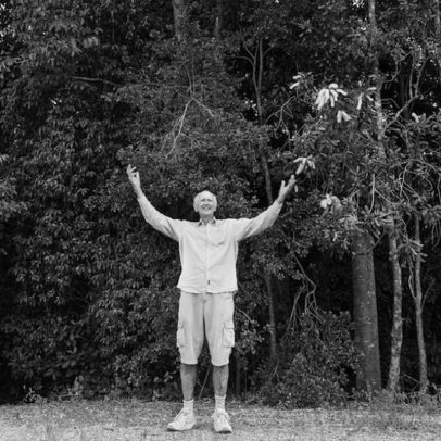 Banqueiro Tony Parkes replantou uma floresta tropical