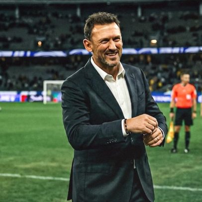 Austrália renova com treinador antes da estreia na Copa do Mundo
