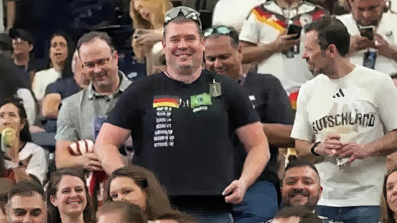 Torcedor alemão exibe camisa do 7 a 1 sobre o Brasil