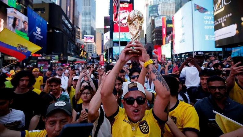 Torcedor do Equador celebra na Times Square, em Nova York, durante a Copa do Mundo de 2026