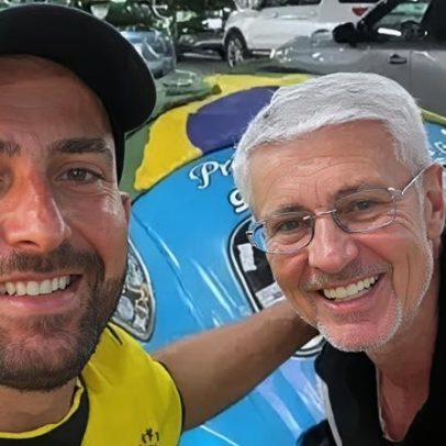 Torcedor do Grêmio chega aos EUA de fusca e encontra ex-técnico do Inter