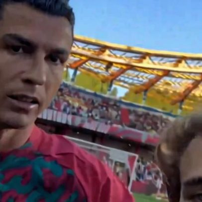 Cristiano Ronaldo interrompe jogo para atender fã que invadiu o campo
