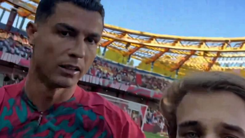 Imagem colorida de torcedor que invadiu o campo para tirar foto com Cristiano Ronaldo - Metrópoles