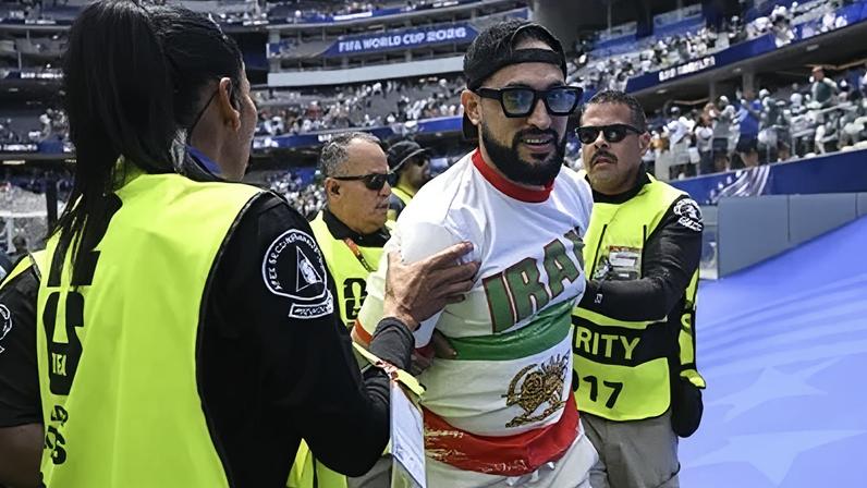 Torcedor do Irã é preso por agentes ao tentar invadir o gramado no SoFi Stadium, em Los Angeles