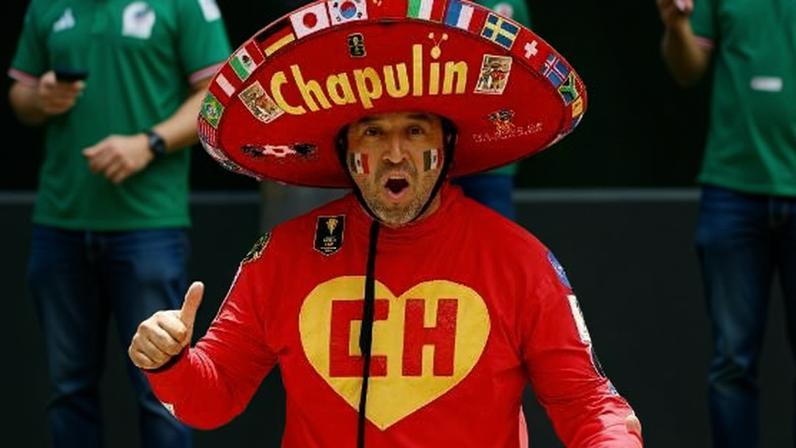 Torcedor vestido de Chapolin durante a abertura da Copa do Mundo no México