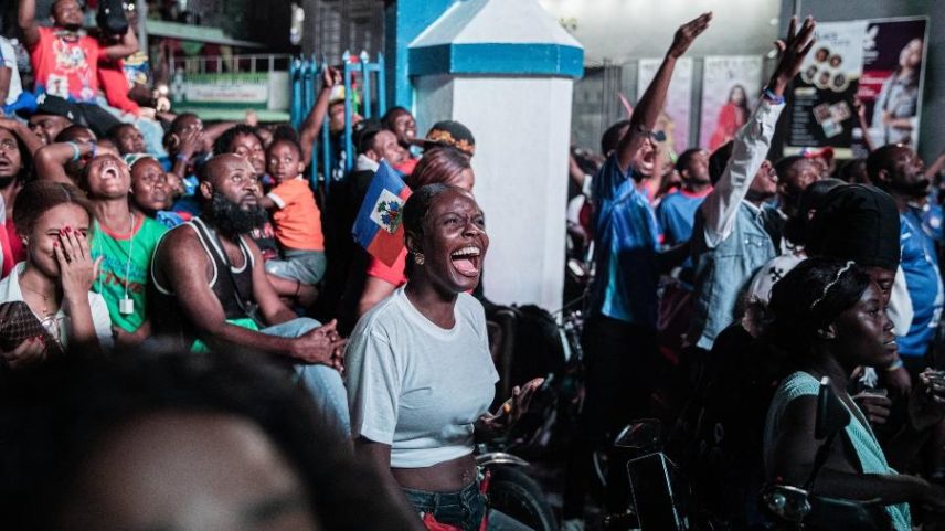 Torcedores acompanham jogo contra a Escócia na Copa do Mundo, em Porto Príncipe, no Haiti,