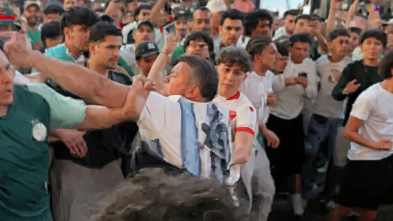 Confronto entre torcedores argentinos e argelinos na Times Square