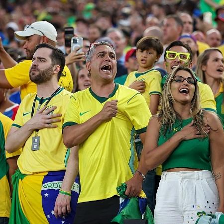 Torcedores brasileiros durante o hino nacional antes do jogo contra o Haiti, pela Copa do Mundo de 2026