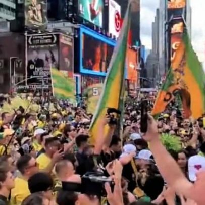 Brasileiros lotam Times Square na véspera da estreia da seleção
