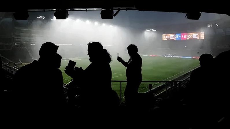 Torcedores se abrigam em local seguro enquanto Pachuca x Salzburg é interrompido pelo mau tempo