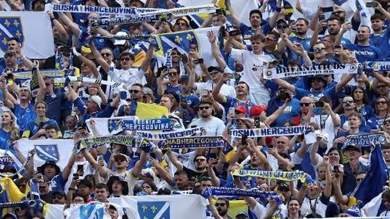 Torcedores da Bósnia durante hino nacional antes de jogo contra o Canadá na Copa do Mundo