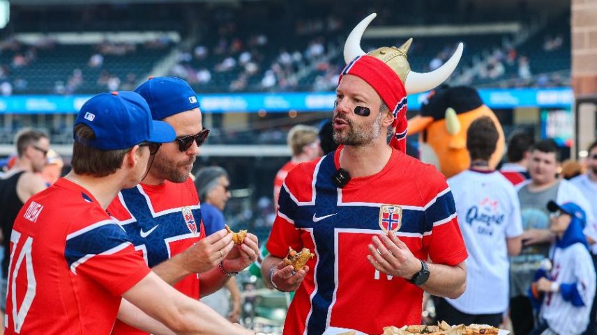 Torcedores da Noruega se esbaldam com a comida americana durante os jogos