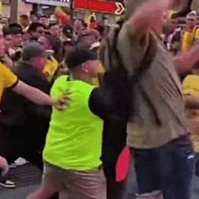 Torcedores rivais do Equador brigam na Times Square durante a Copa