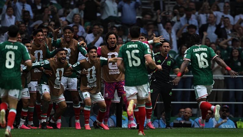 Jogadores do México comemoram gol de Quiñones (Foto: Yuri CORTEZ / AFP)
