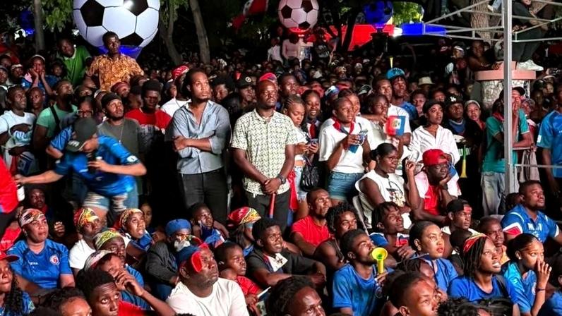 Torcedores do Haiti, na capital Porto Príncipe, durante o jogo contra o Brasil
