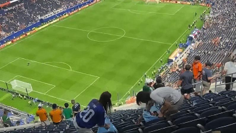 Torcedores do Japão recolhem lixo após o jogo contra a Holanda