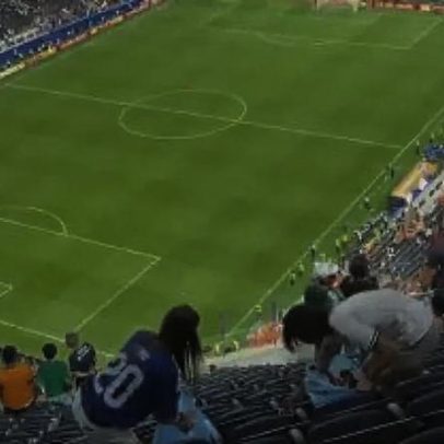 Torcedores japoneses limpam estádio após empate com a Holanda na Copa do Mundo