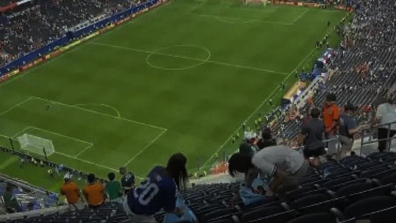 Torcedores do Japão recolhem lixo após o jogo contra a Holanda