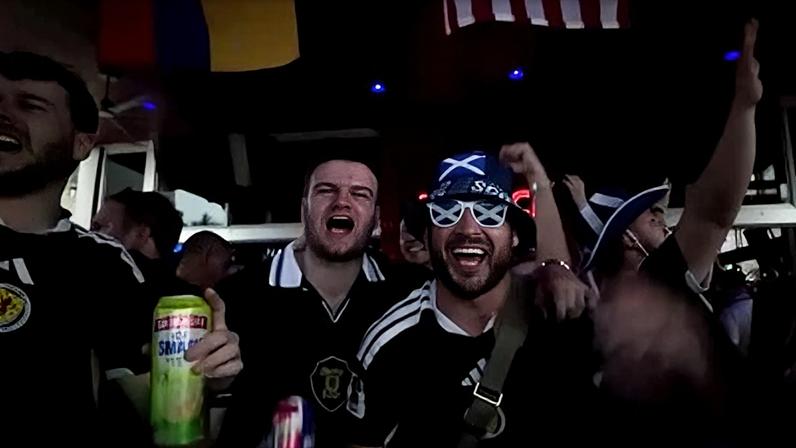 Os torcedores da Escócia lotam os bares de Miami Beach antes de partida contra o Brasil pela Copa do Mundo.