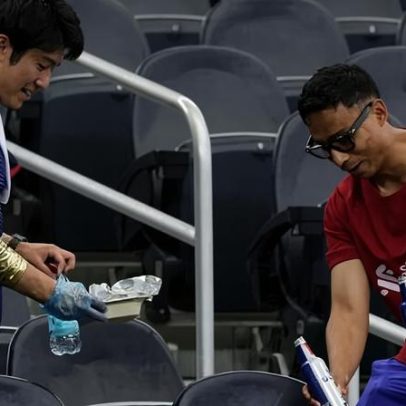 Homens japoneses limpam estádios na Copa, mas não em casa