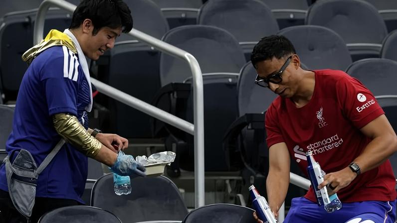 Torcedores japoneses recolhem lixo de estádio na Copa do Mundo