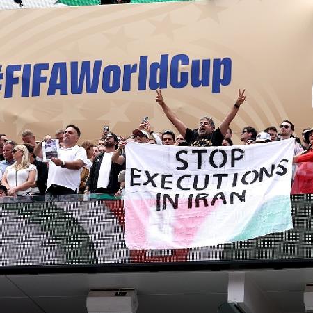 Torcedores pedem 'fim das execuções no Irã' durante jogo da Copa, contra a Bélgica